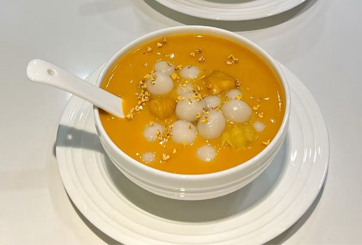 Golden pumpkin soup with glutinous rice balls